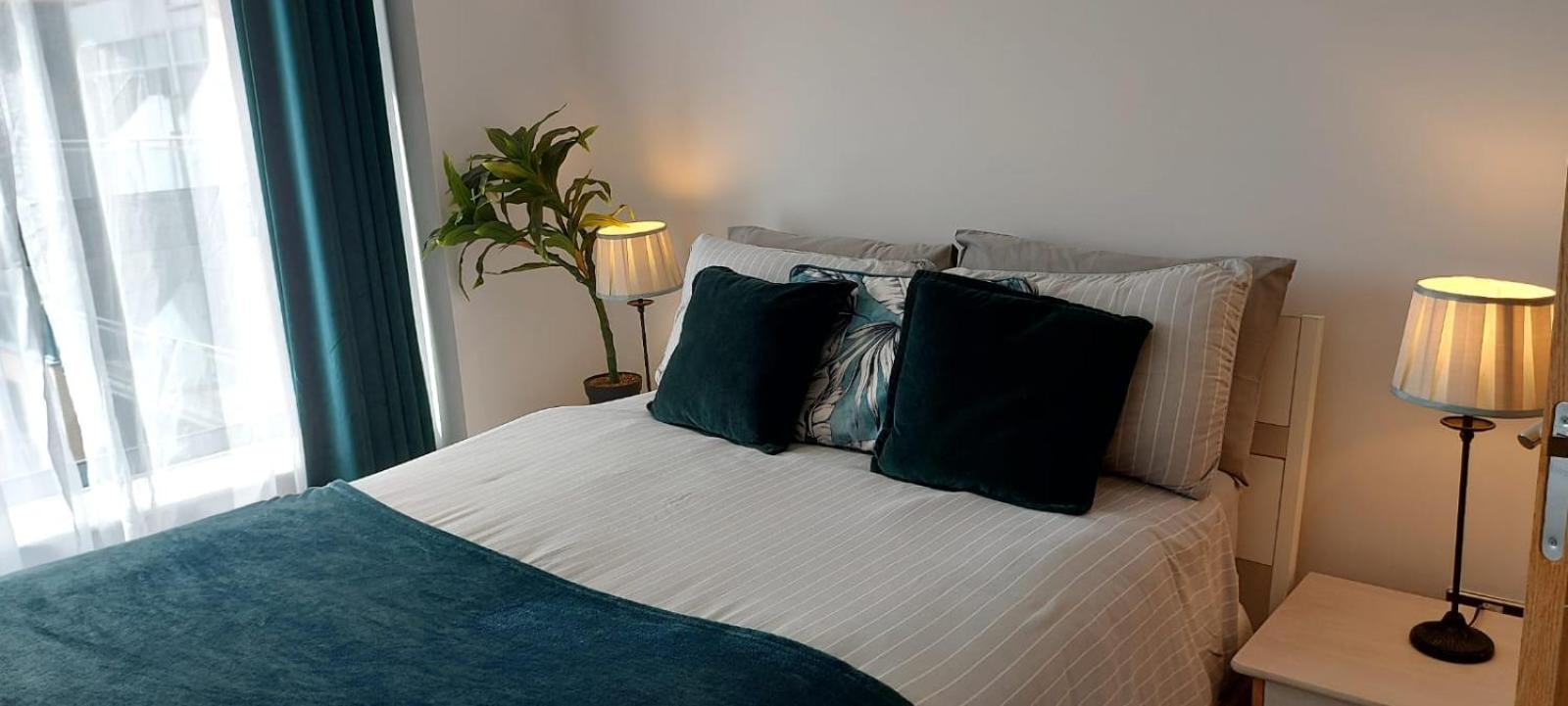 Stylish Apartment in Great City Location, Parking Possible - West One view 4