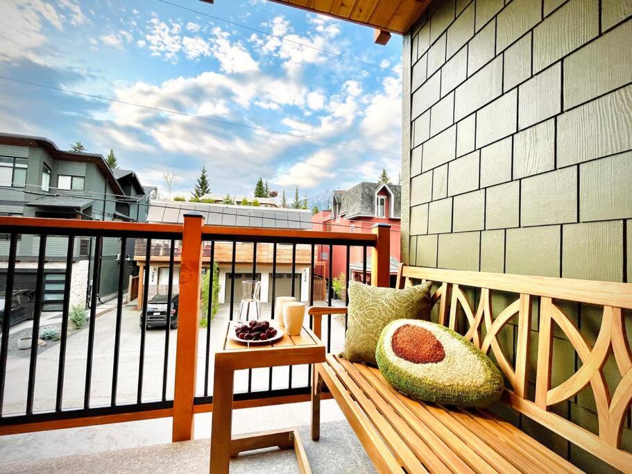 T201 Brand NEW Downtown Canmore 3BD & 2BT, BBQ, Free Parking