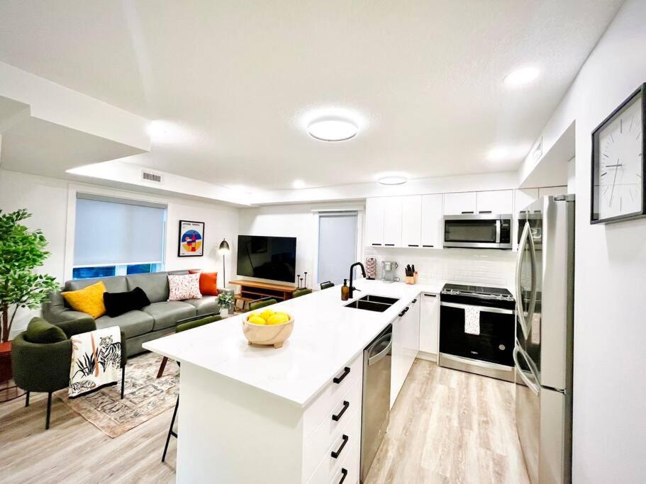 T201 Brand NEW Downtown Canmore 3BD & 2BT, BBQ, Free Parking