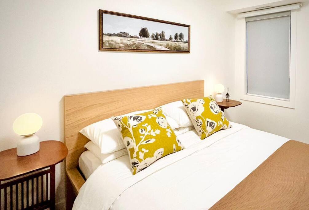 T201 Brand NEW Downtown Canmore 3BD & 2BT, BBQ, Free Parking