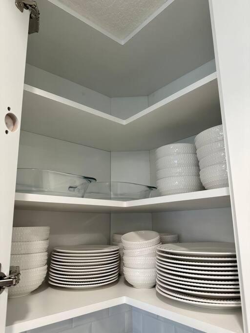 T201 Brand NEW Downtown Canmore 3BD & 2BT, BBQ, Free Parking