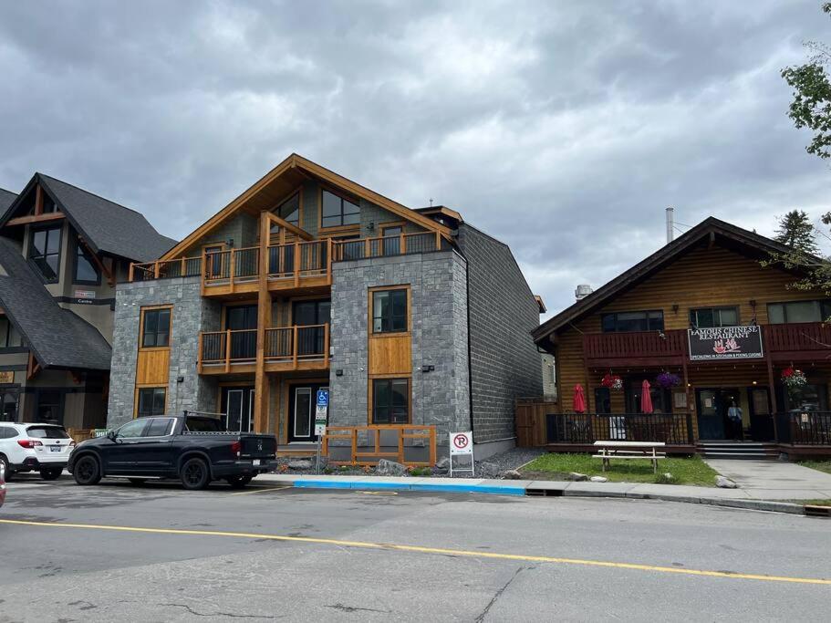T201 Brand NEW Downtown Canmore 3BD & 2BT, BBQ, Free Parking