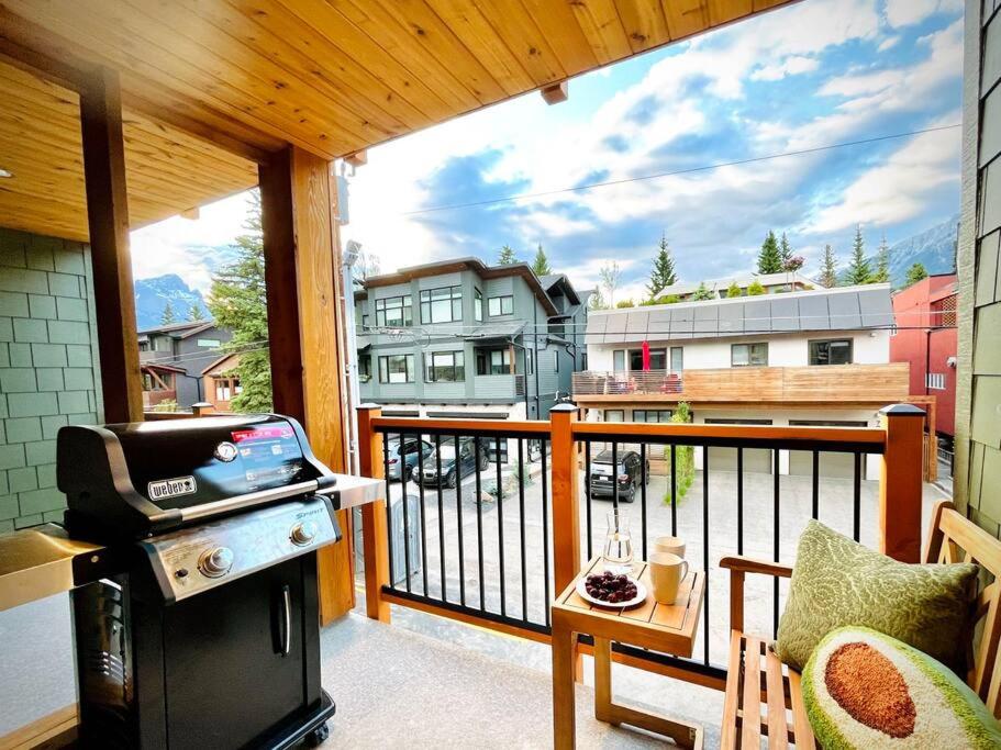 T201 Brand NEW Downtown Canmore 3BD & 2BT, BBQ, Free Parking