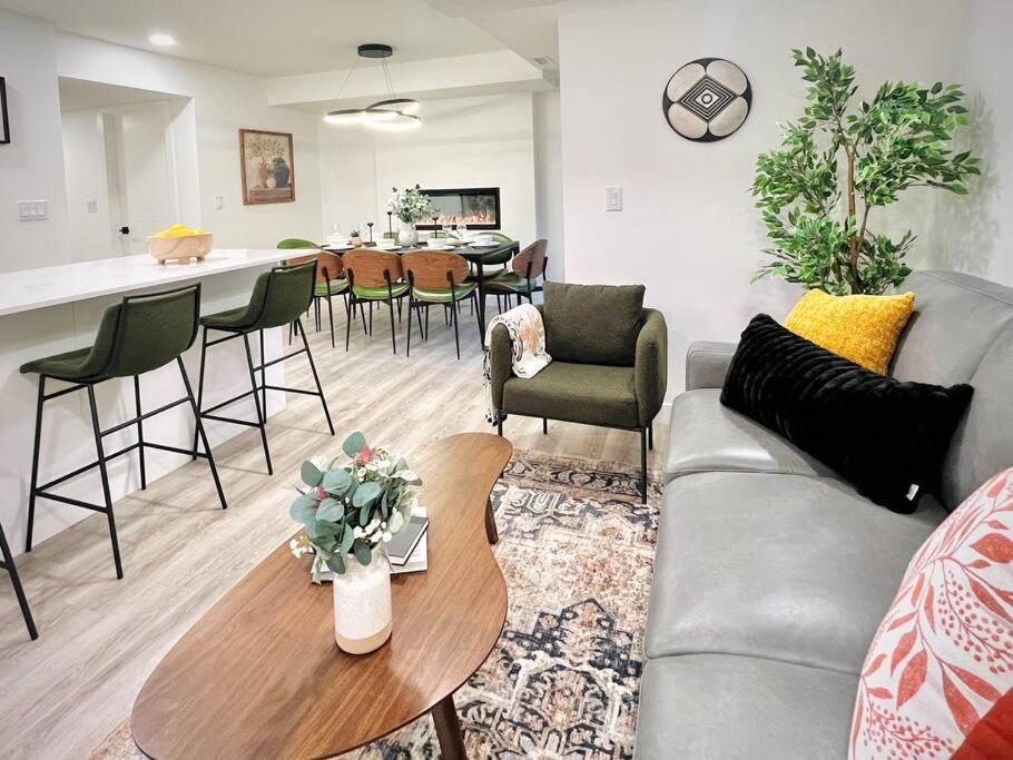 T201 Brand NEW Downtown Canmore 3BD & 2BT, BBQ, Free Parking