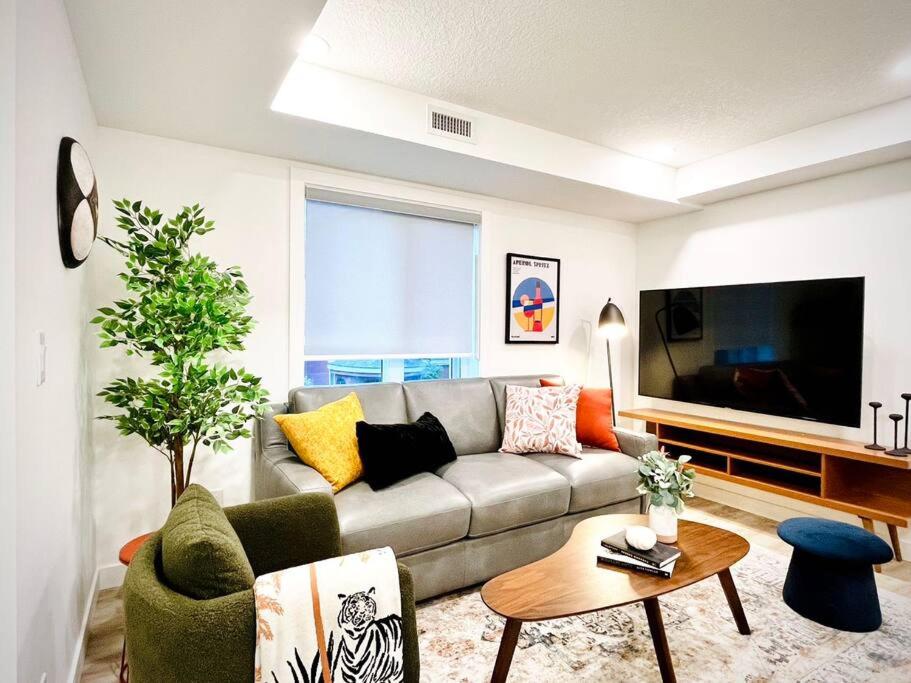 T201 Brand NEW Downtown Canmore 3BD & 2BT, BBQ, Free Parking