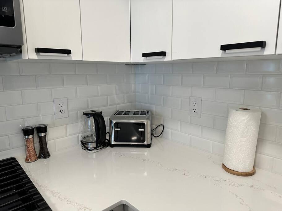 T201 Brand NEW Downtown Canmore 3BD & 2BT, BBQ, Free Parking