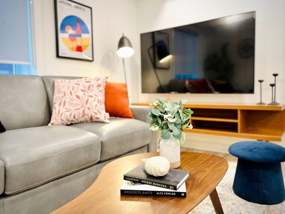 T201 Brand NEW Downtown Canmore 3BD & 2BT, BBQ, Free Parking