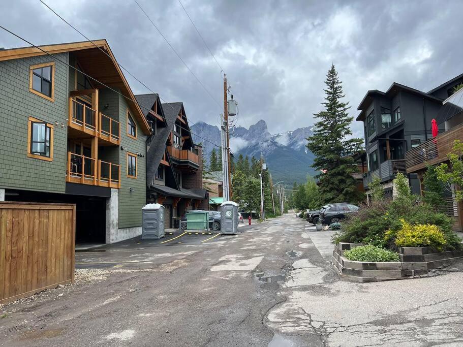 T201 Brand NEW Downtown Canmore 3BD & 2BT, BBQ, Free Parking