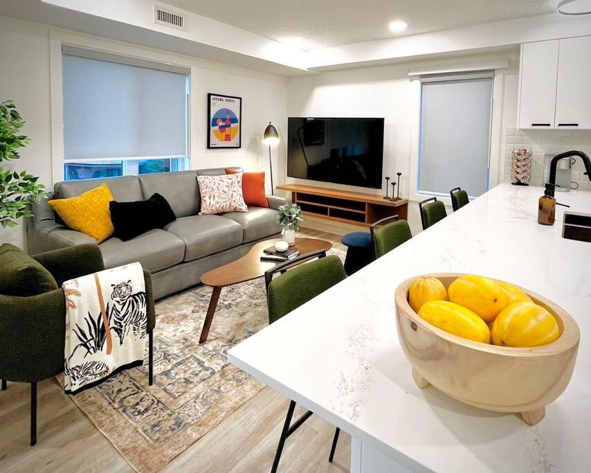 T201 Brand NEW Downtown Canmore 3BD & 2BT, BBQ, Free Parking