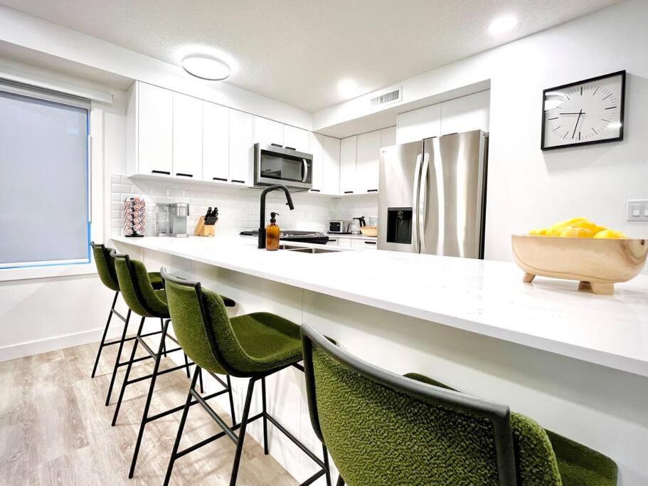 T201 Brand NEW Downtown Canmore 3BD & 2BT, BBQ, Free Parking