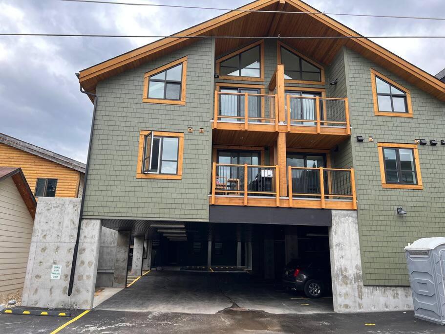 T201 Brand NEW Downtown Canmore 3BD & 2BT, BBQ, Free Parking