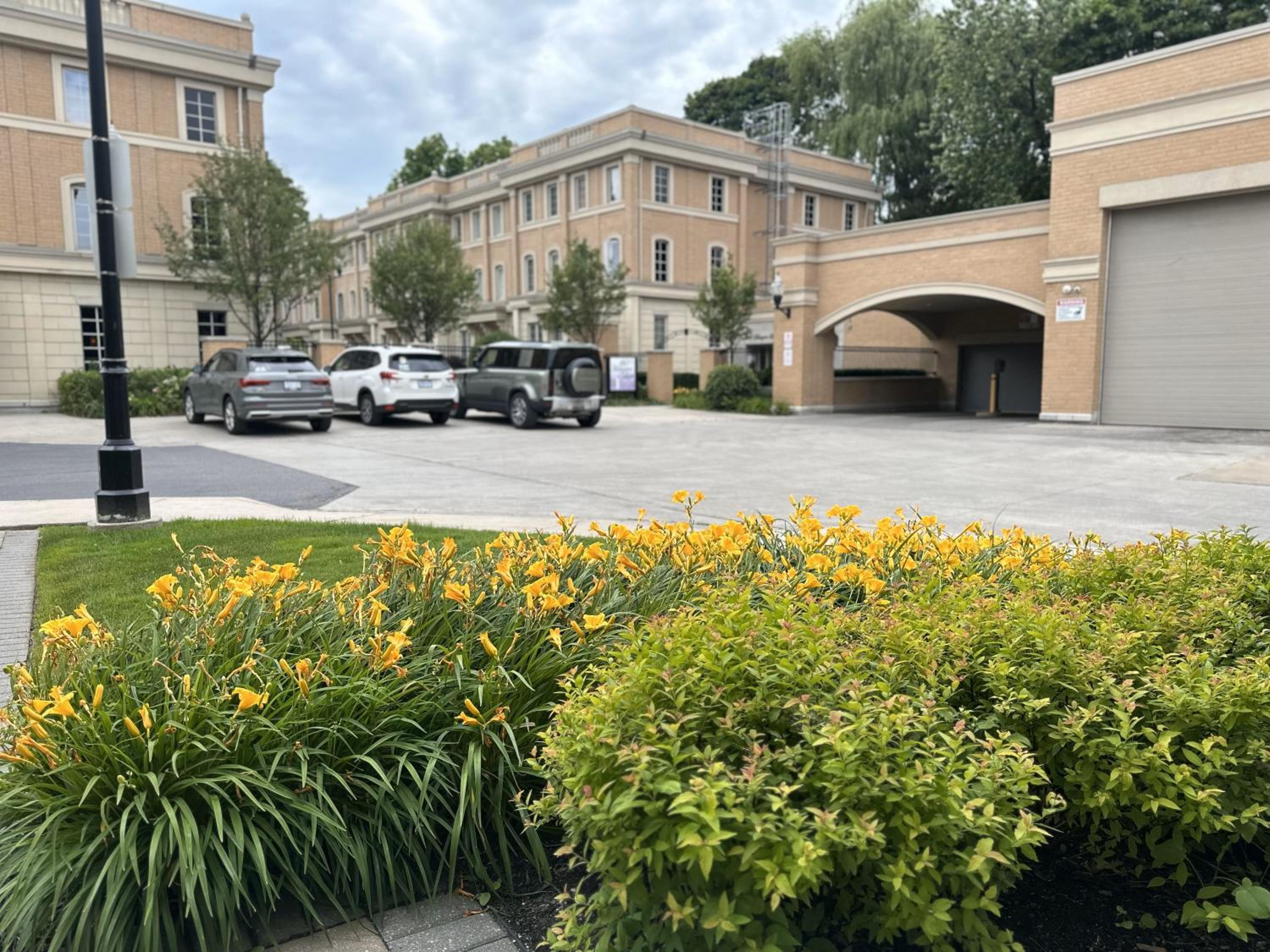 Immaculate Executive Townhouse 3Br&3Ba at Lawrence Park