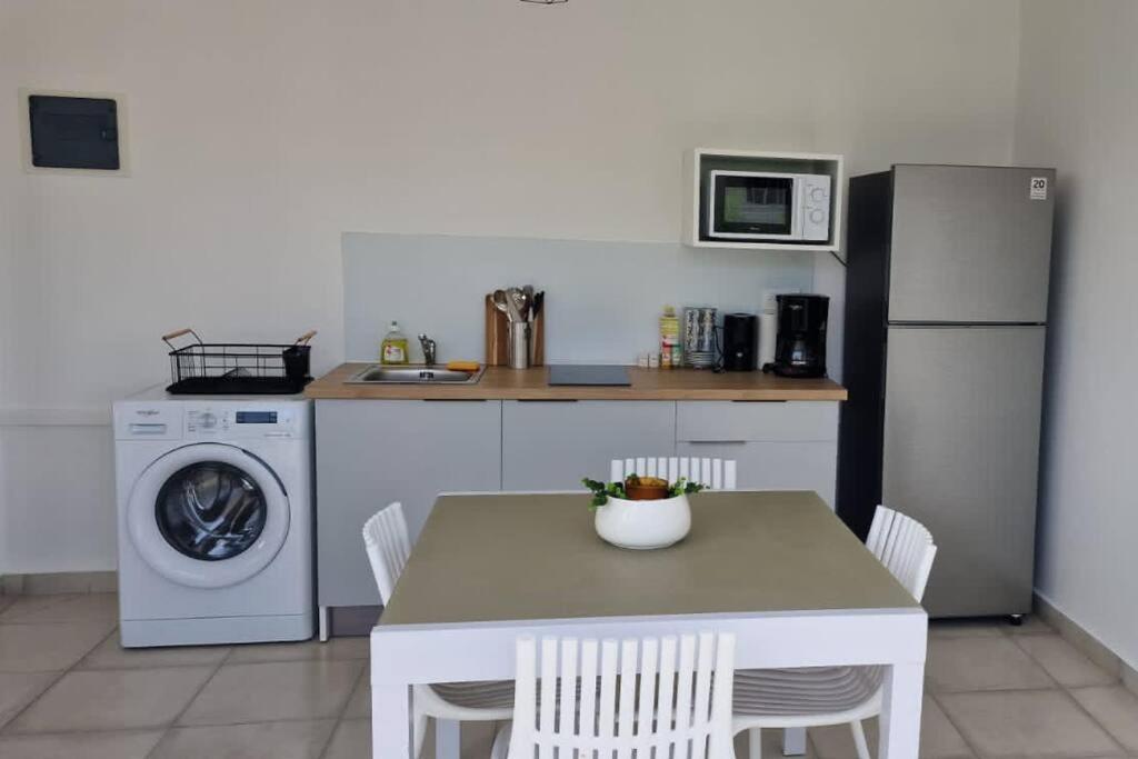 Joli T2 en bas de villa vue jardin et mer view 5