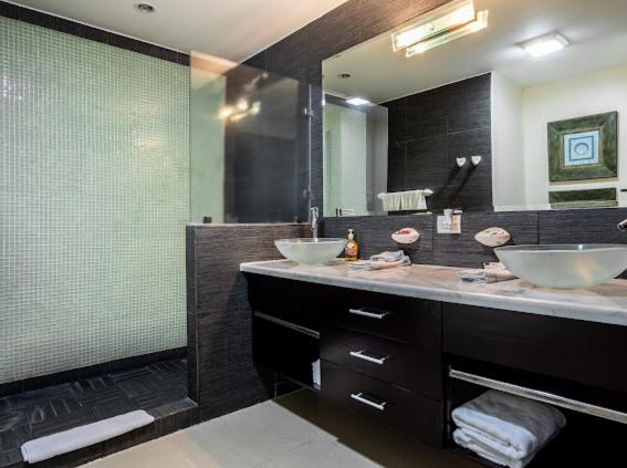 Beachfront Diamante del Sol 601S
