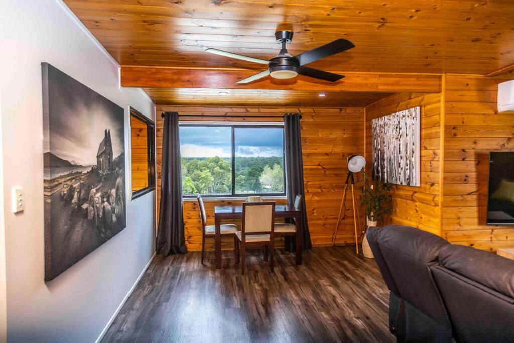Gorgeous 3 bedroom raked ceiling cabin on the hill