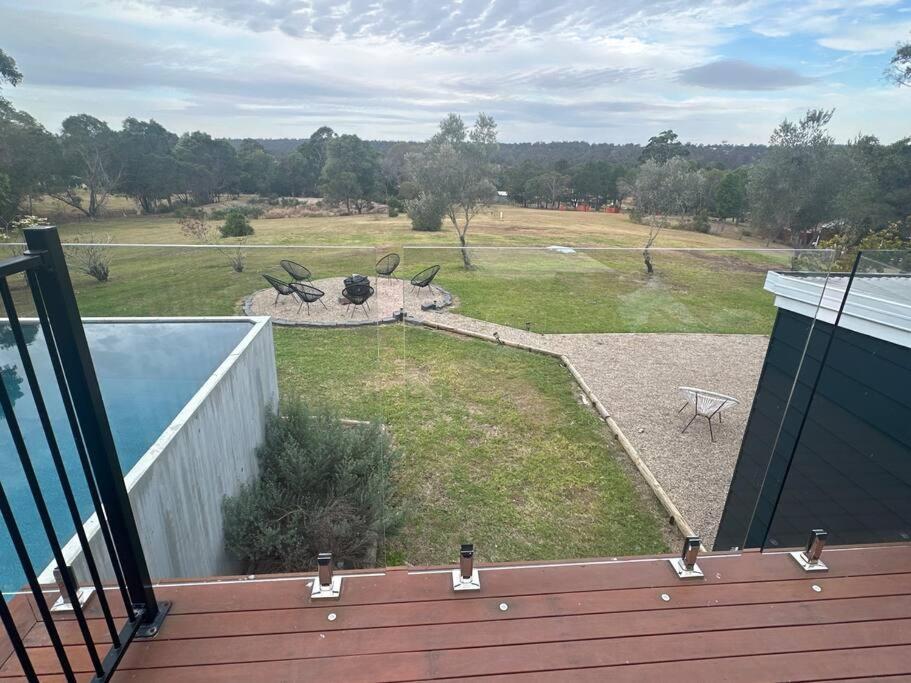Gorgeous 3 bedroom raked ceiling cabin on the hill