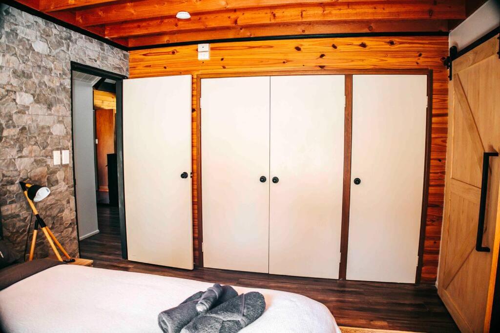 Gorgeous 3 bedroom raked ceiling cabin on the hill