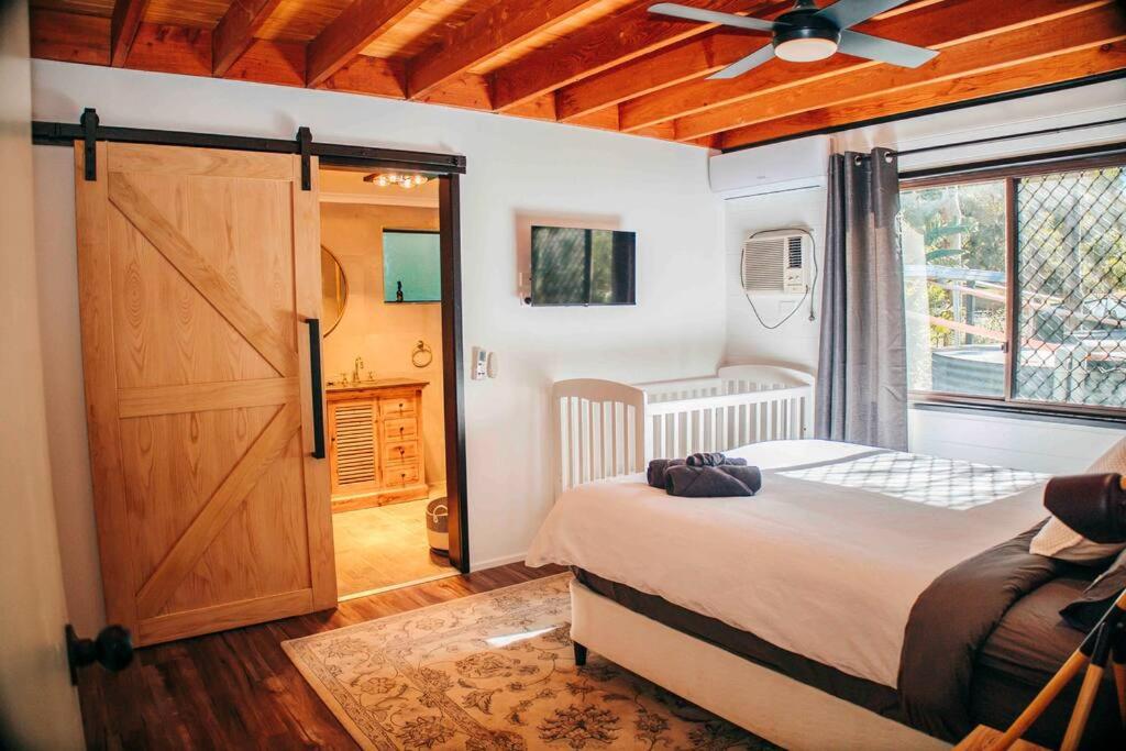 Gorgeous 3 bedroom raked ceiling cabin on the hill