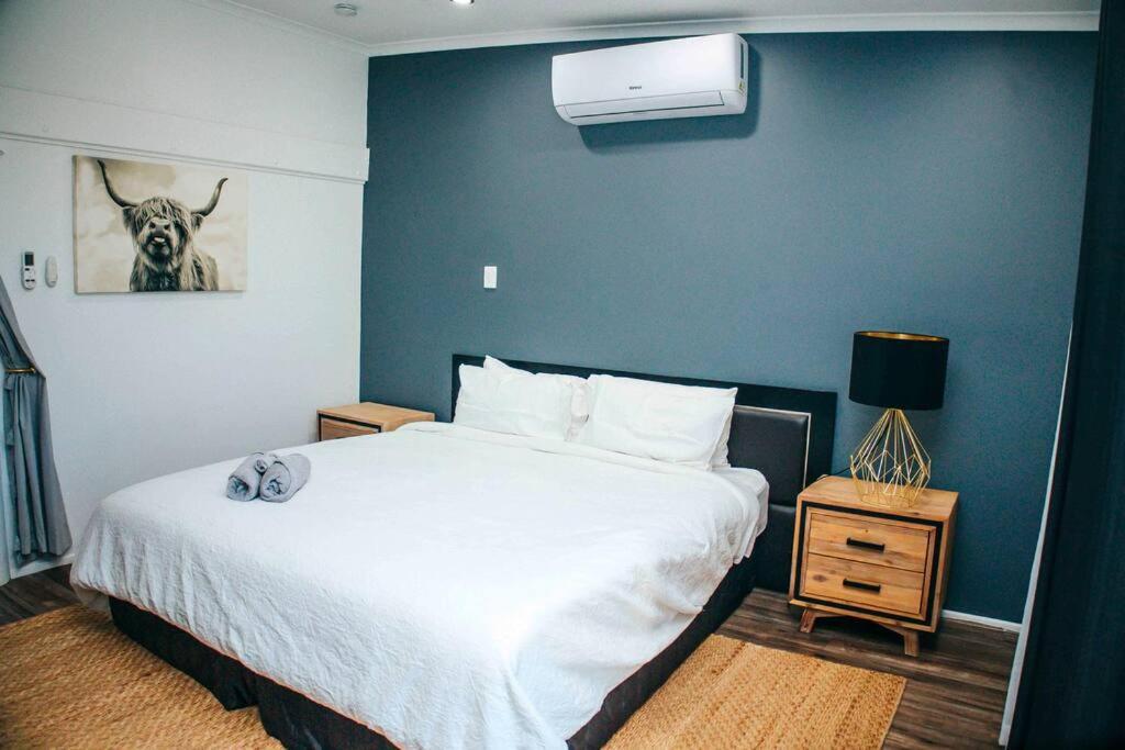 Gorgeous 3 bedroom raked ceiling cabin on the hill