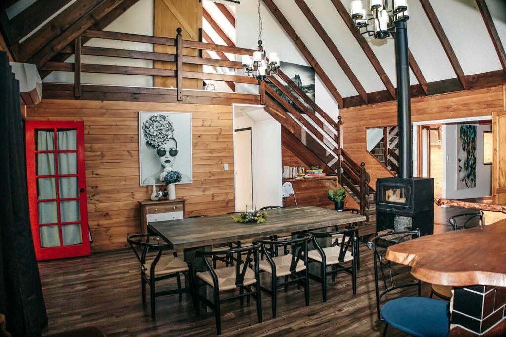 Gorgeous 3 bedroom raked ceiling cabin on the hill