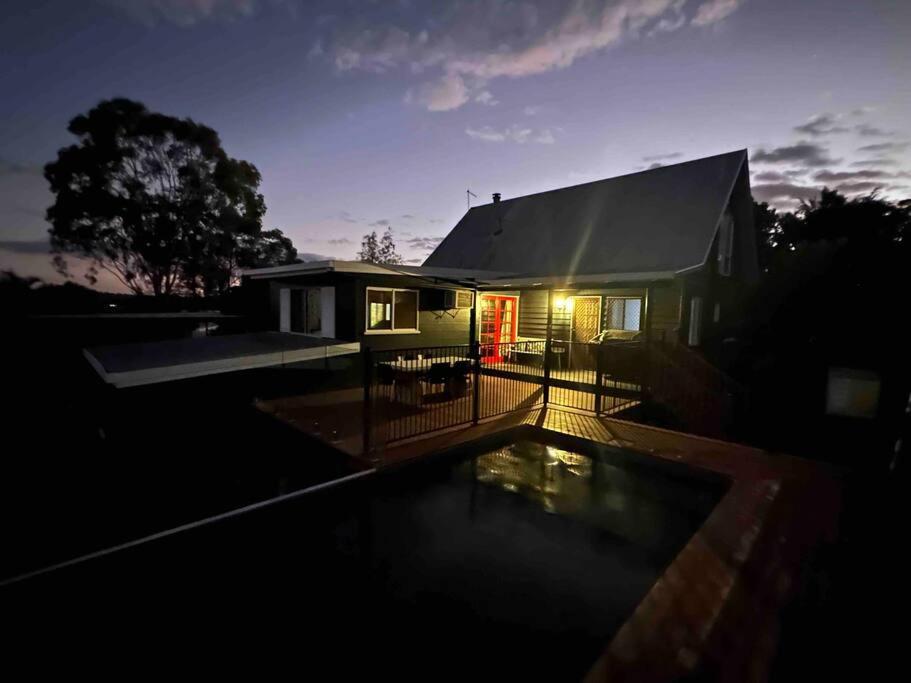 Gorgeous 3 bedroom raked ceiling cabin on the hill