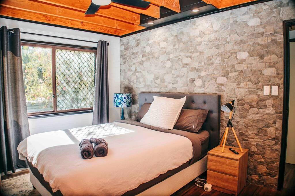 Gorgeous 3 bedroom raked ceiling cabin on the hill
