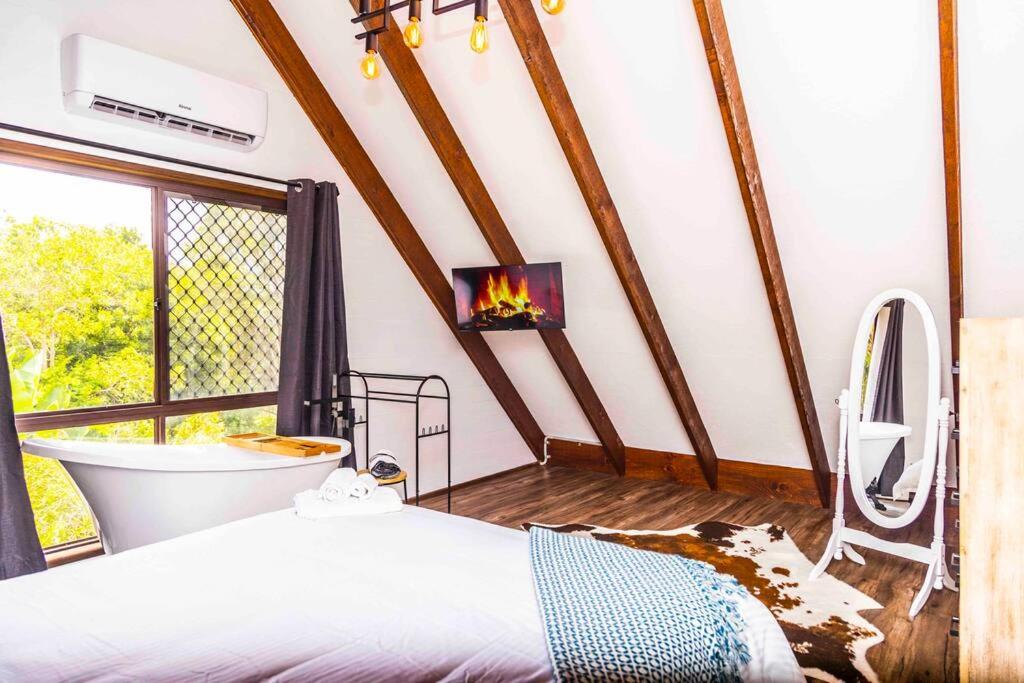 Gorgeous 3 bedroom raked ceiling cabin on the hill