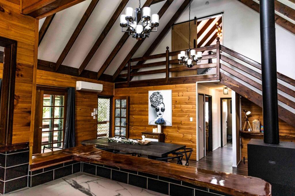 Gorgeous 3 bedroom raked ceiling cabin on the hill