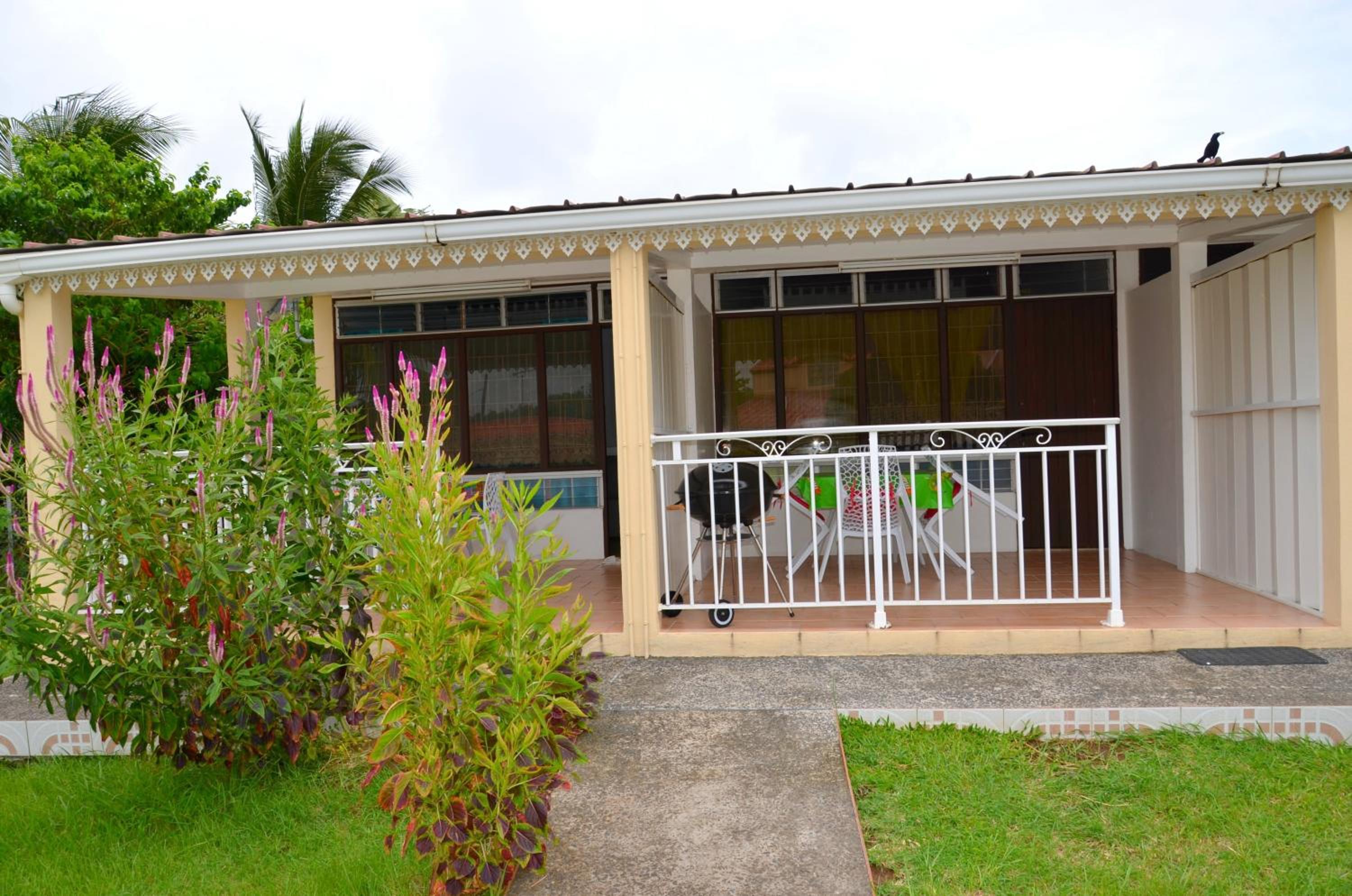Studio cocooning à Saint Anne / 27 m² / jardin fleuri