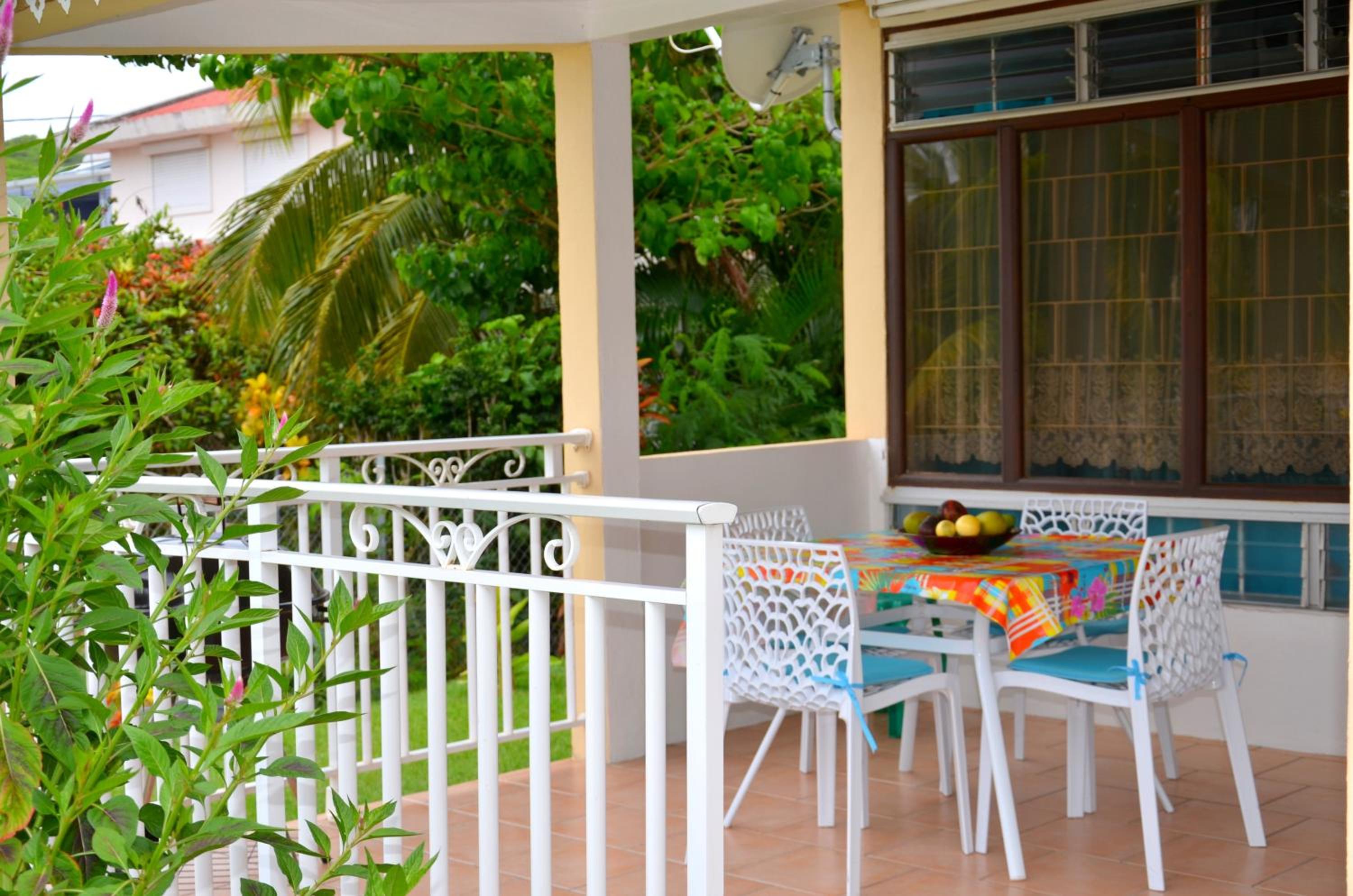 Studio cocooning à Saint Anne / 27 m² / jardin fleuri