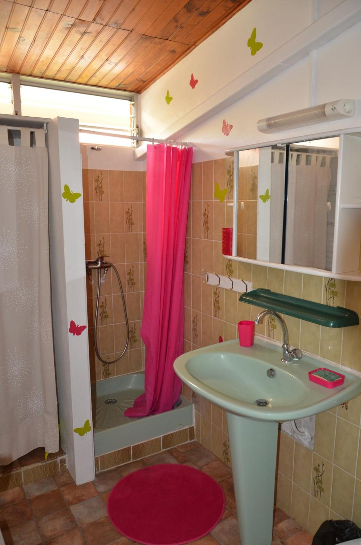 Studio cocooning à Saint Anne / 27 m² / jardin fleuri