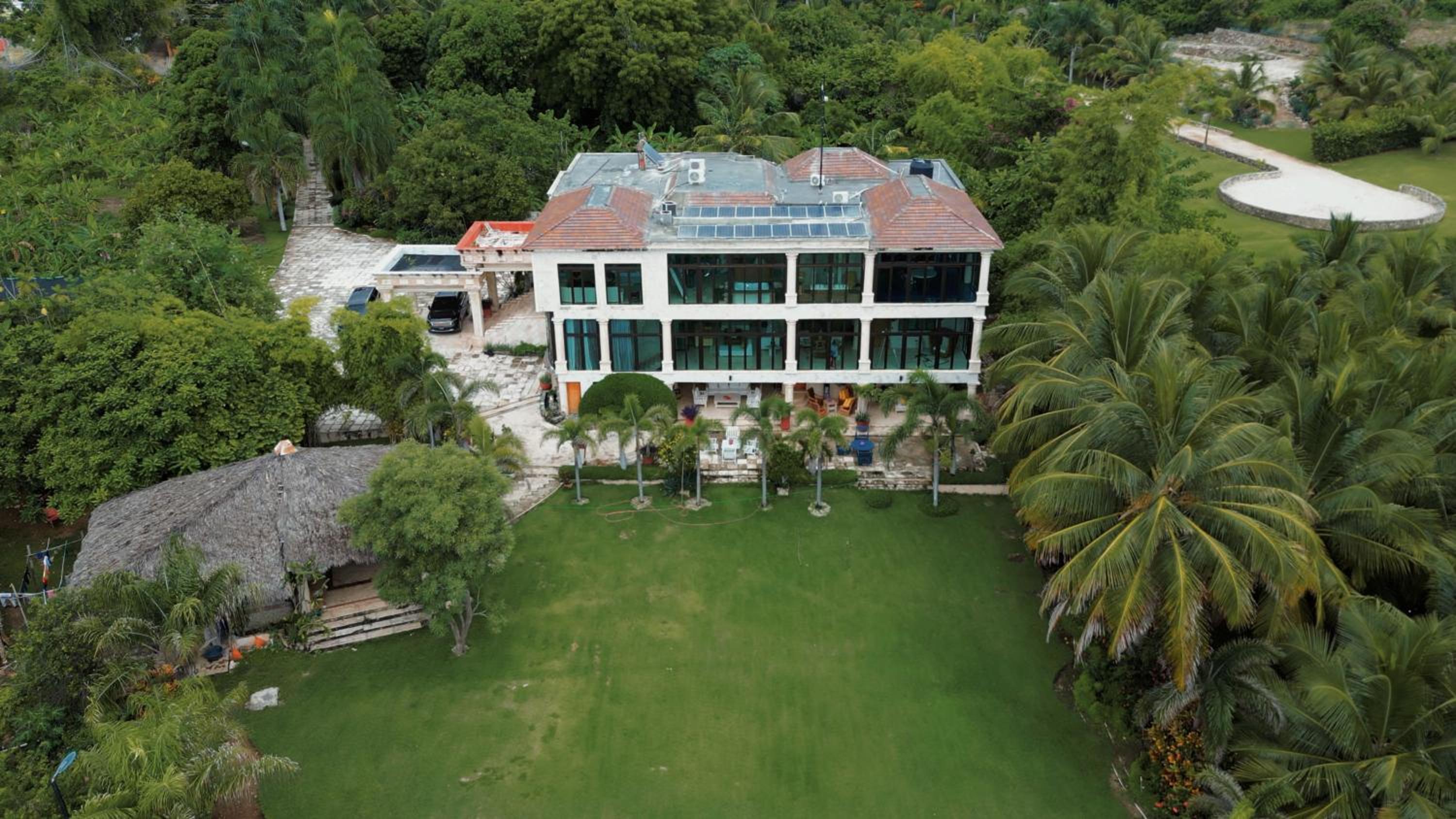 Villa Tesoros del Mar - Luxury Beachfront Villa with Natural Pool, Jacuzzi, Mountain Views, Yoga, BBQ, Wi-Fi, Pet & Family Friendly, Barahona Adventures view 4