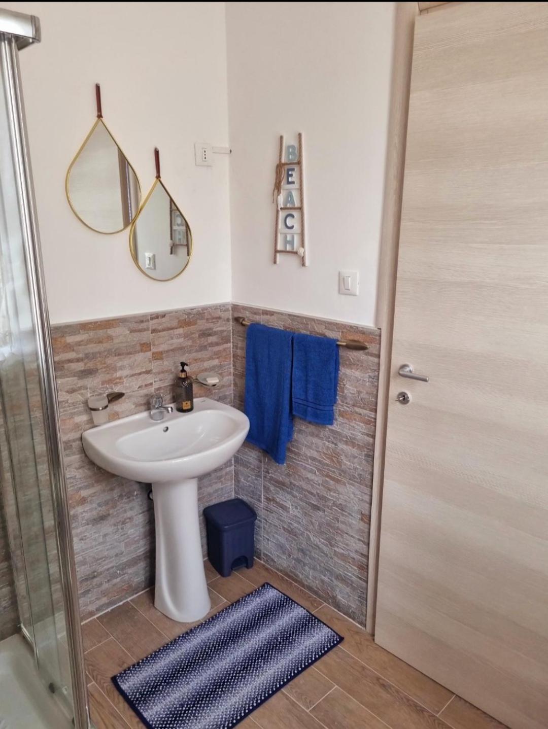 Onda blu en Carini — bathroom