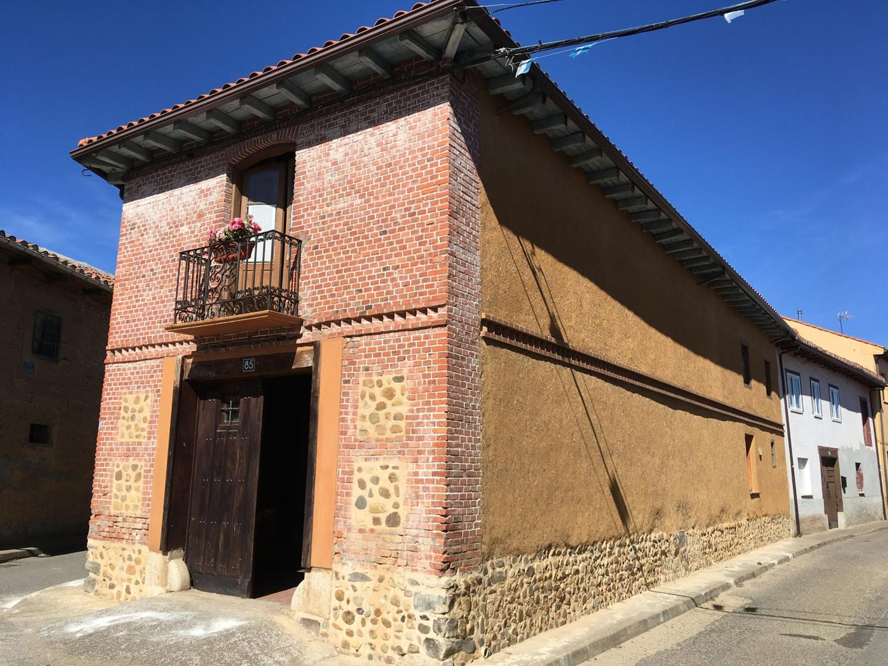 Cosy House in Veguellina de Órbigo with Fenced Garden