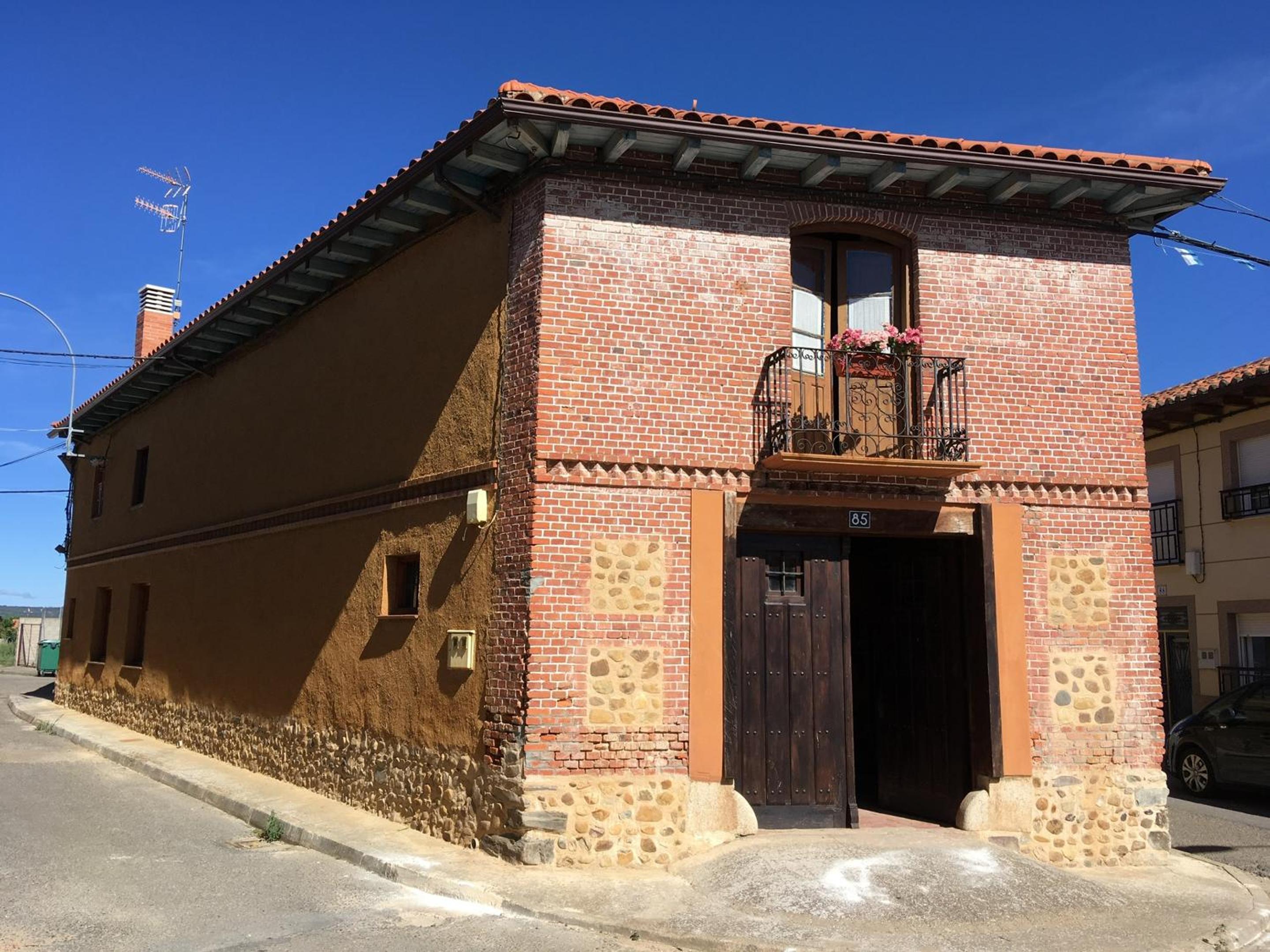 Cosy House in Veguellina de Órbigo with Fenced Garden