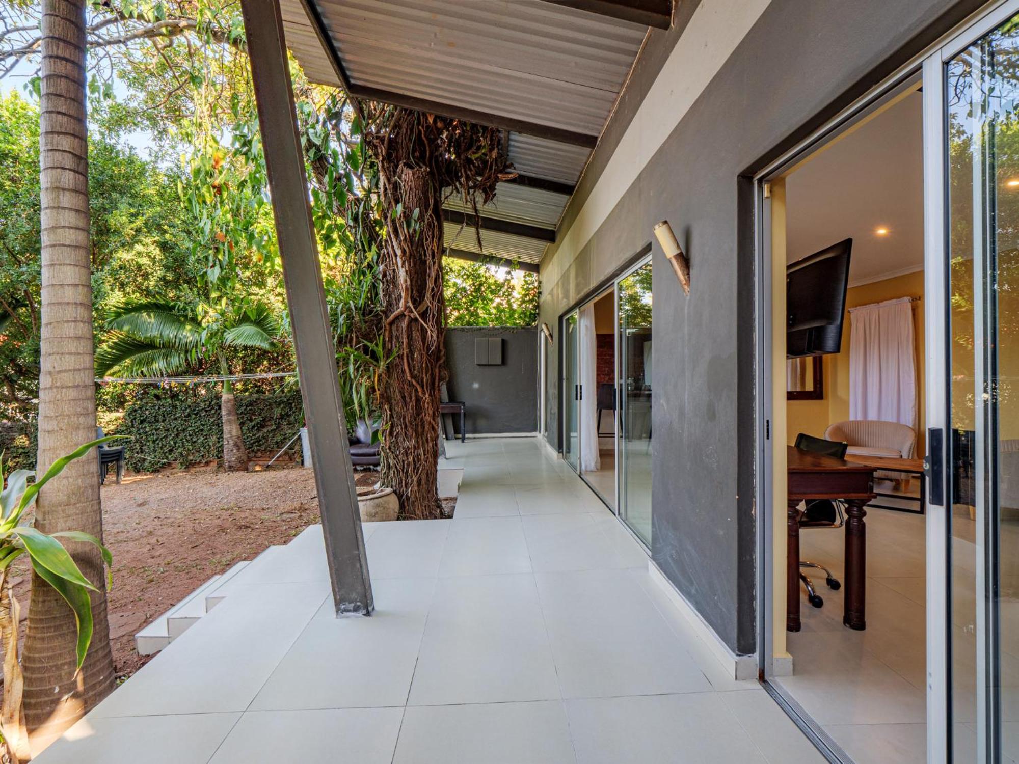 Private Studio flatlet, Uncapped Wifi, Netflix,Full DSTV view 4
