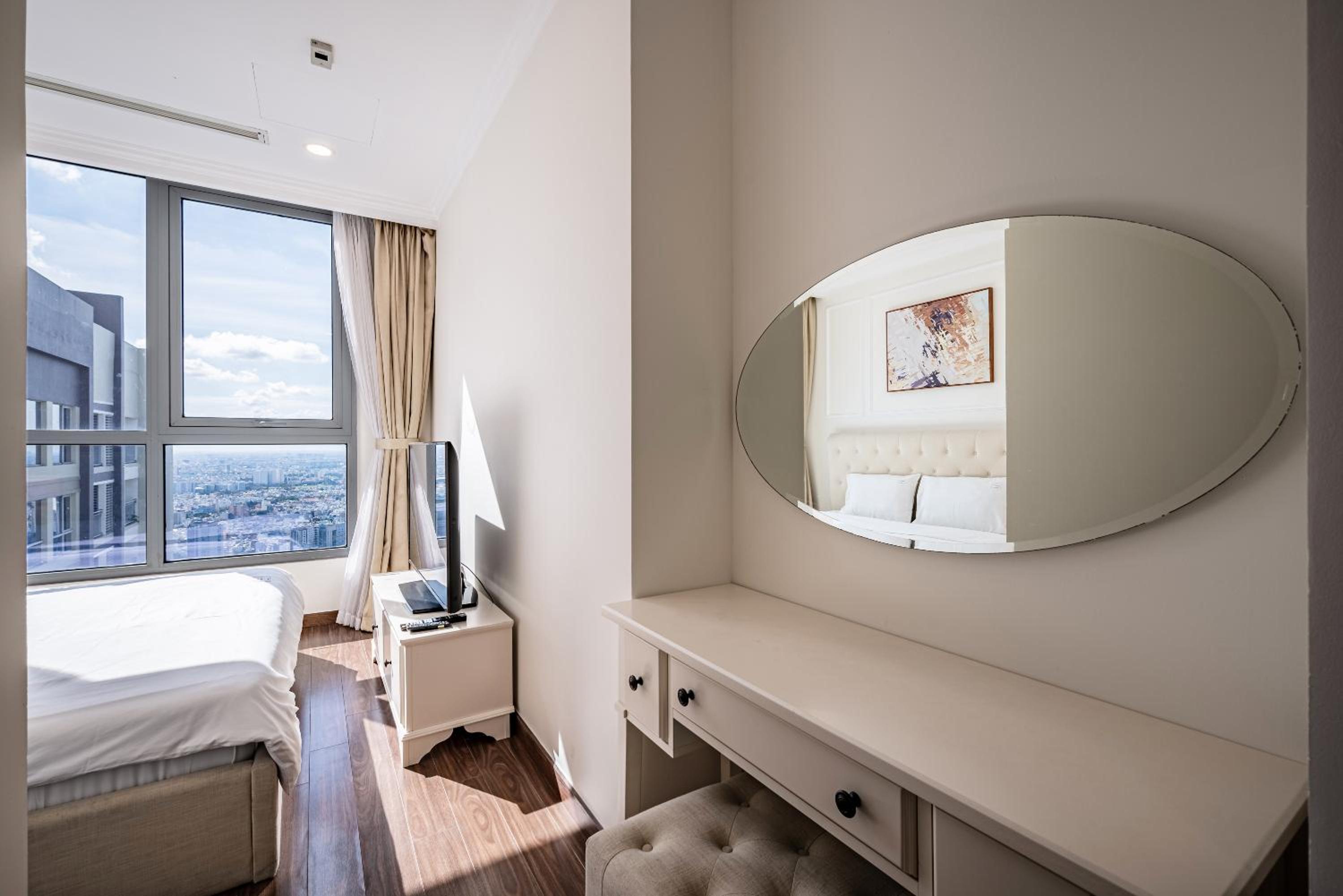 CR Concept Serviced Apartment - Vinhomes and Landmark 81