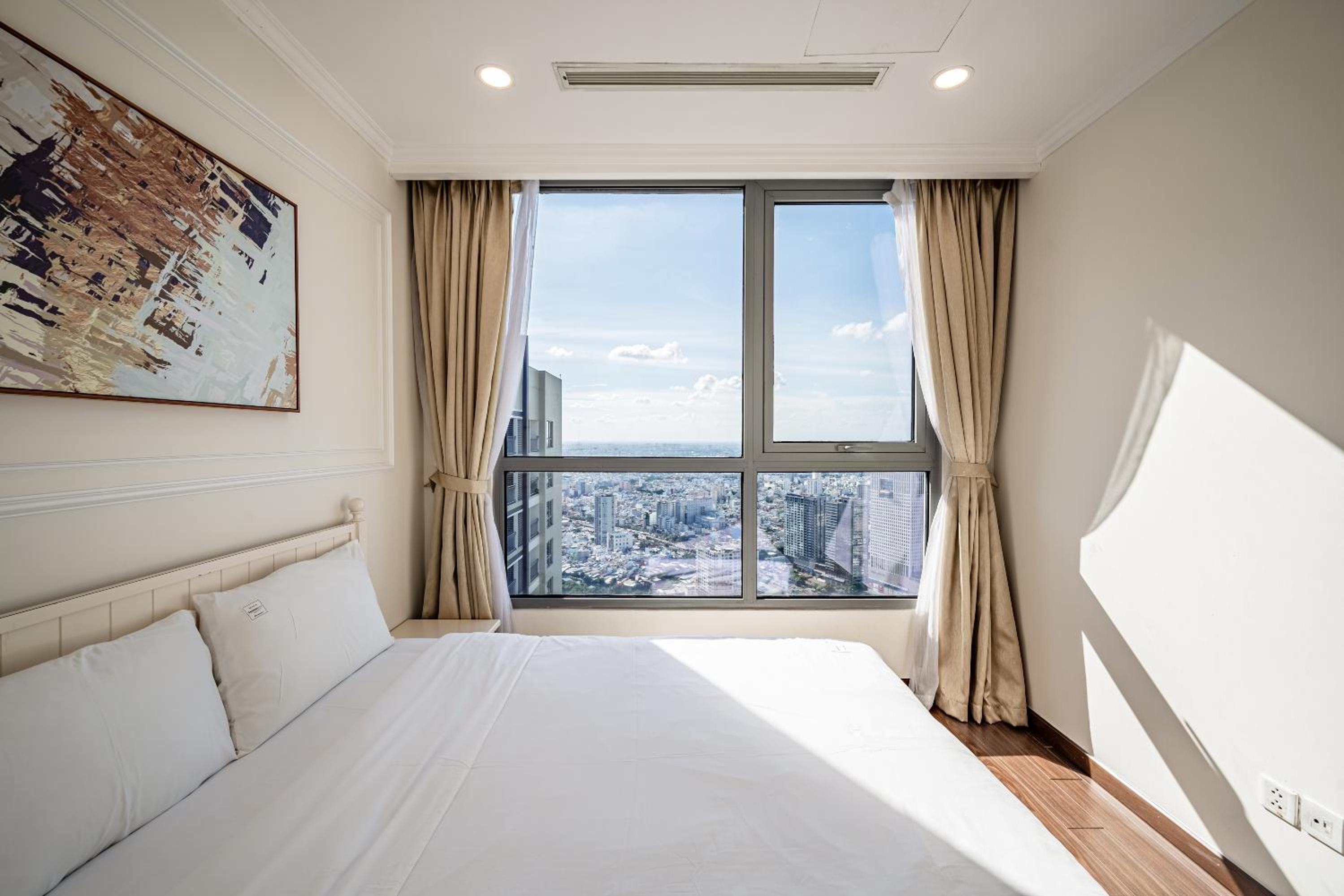 CR Concept Serviced Apartment - Vinhomes and Landmark 81