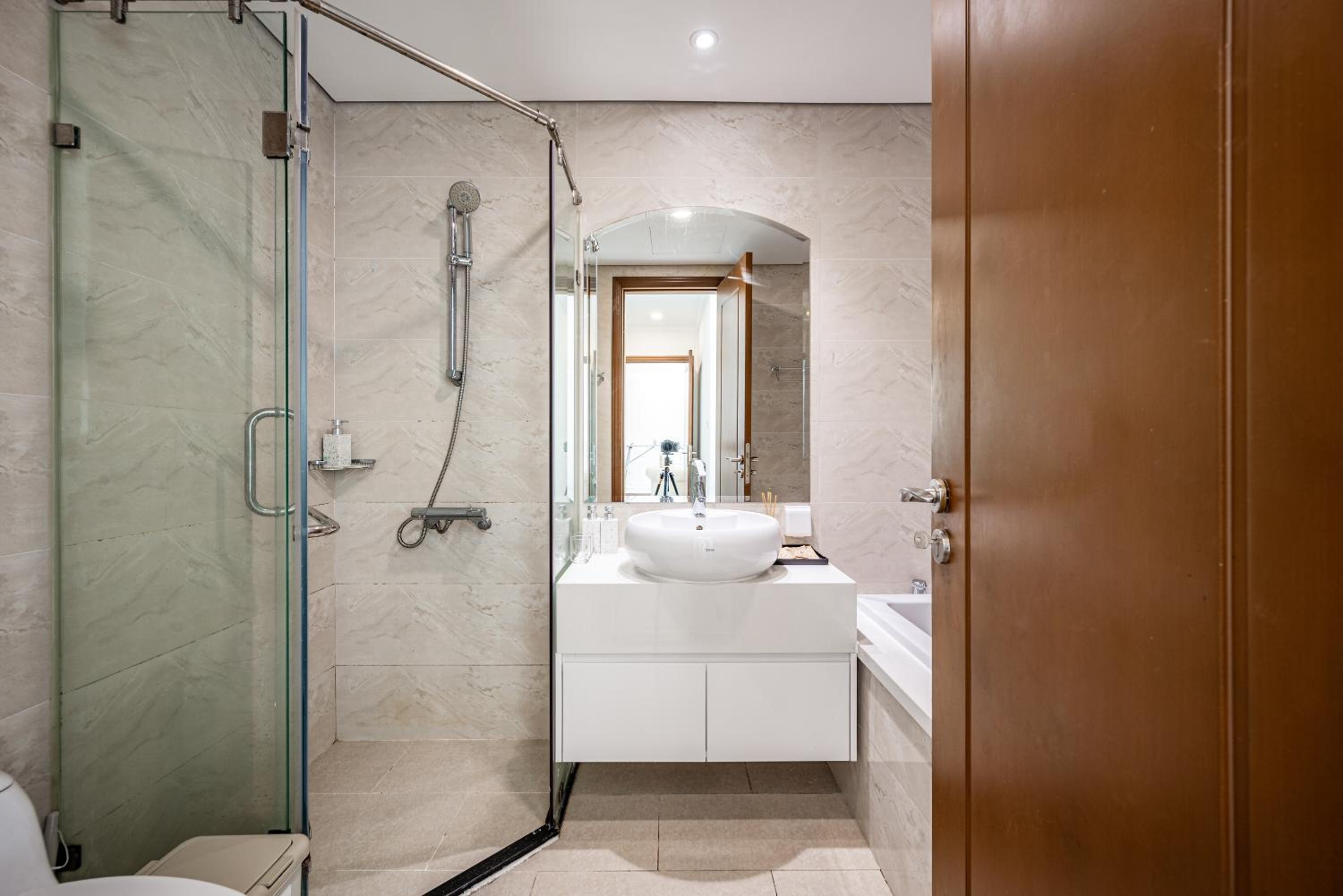 CR Concept Serviced Apartment - Vinhomes and Landmark 81