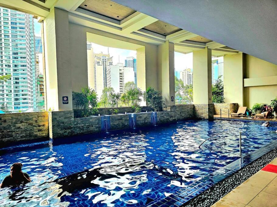KL Tower Residences in Makati near Greenbelt, 1 BR 100mbps Wi-Fi view 4
