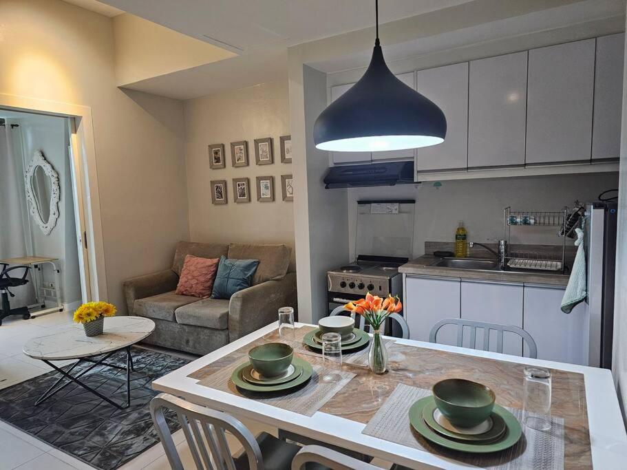 KL Tower Residences in Makati near Greenbelt, 1 BR 100mbps Wi-Fi view 5