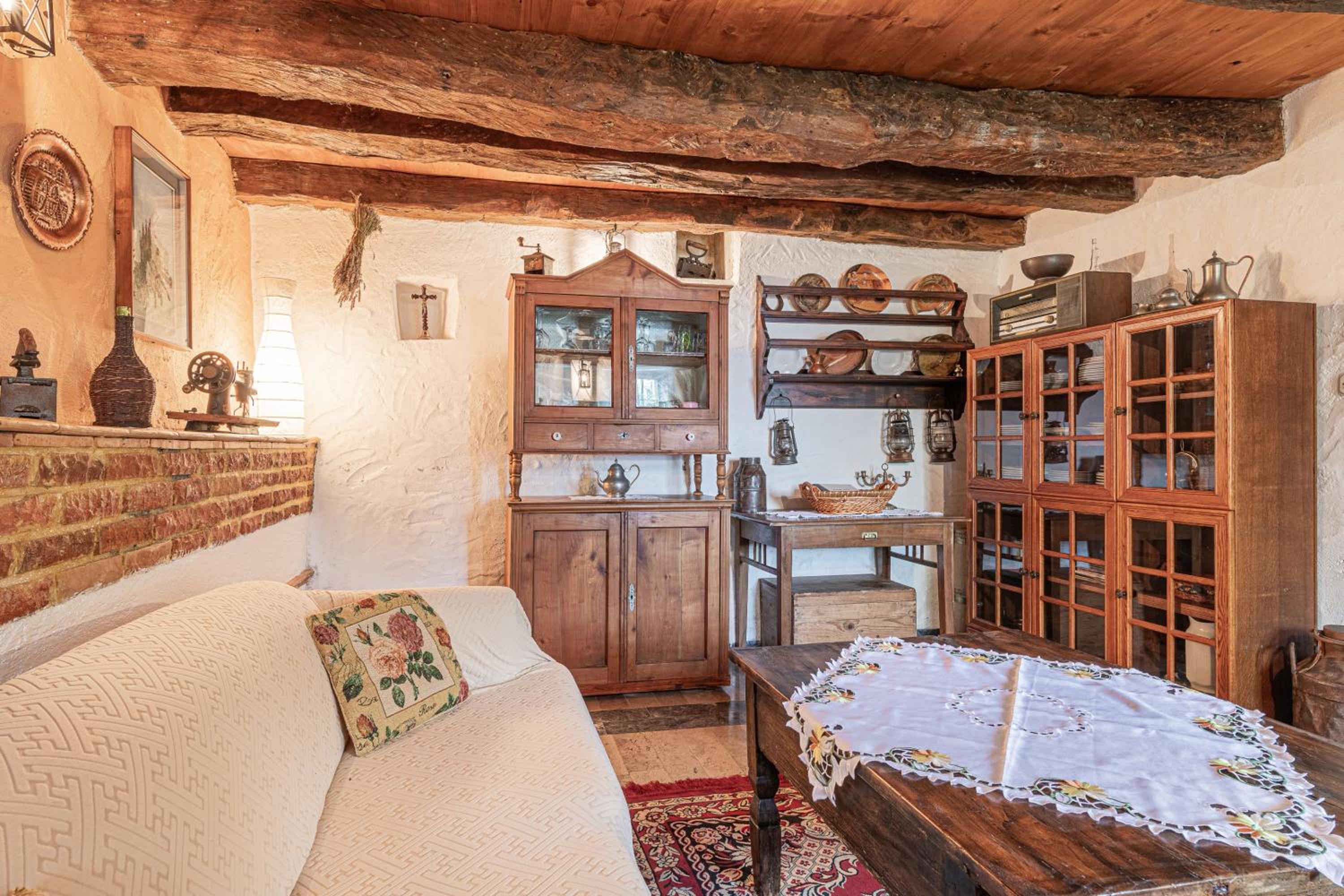 Rustic House Luin - Happy Rentals view 2