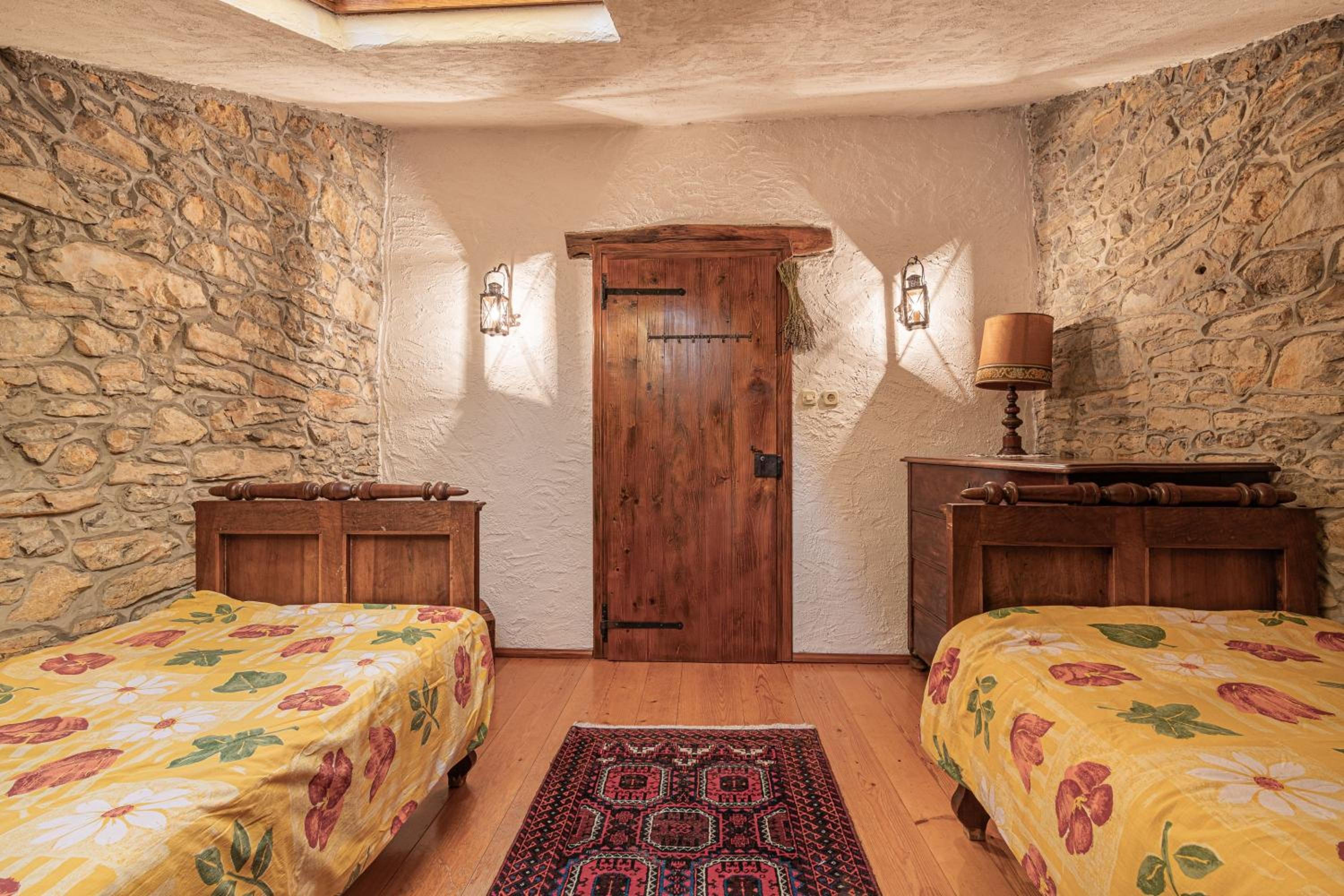 Rustic House Luin - Happy Rentals view 3