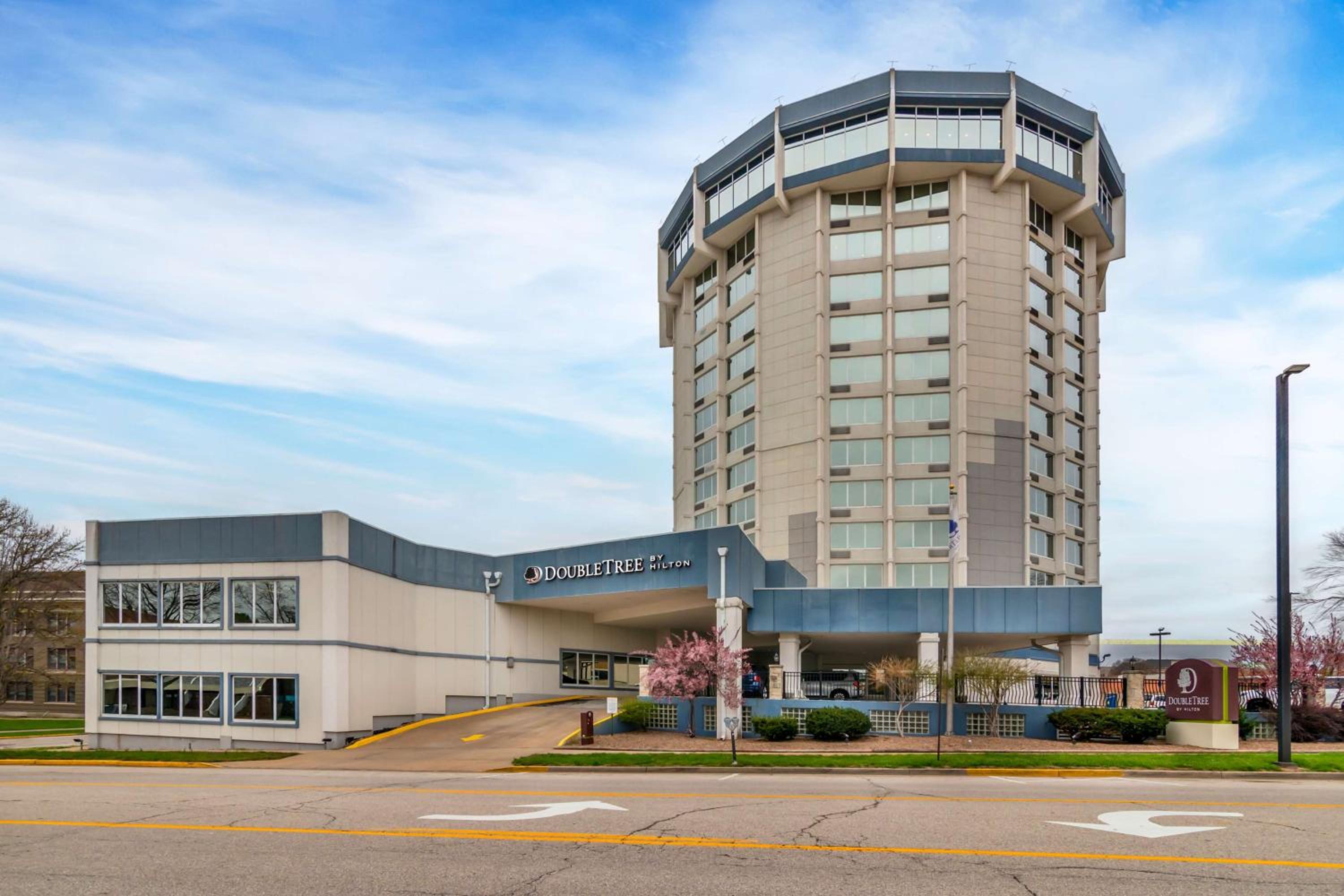 Jefferson City Vacations - DoubleTree by Hilton Jefferson City - Property Image 2
