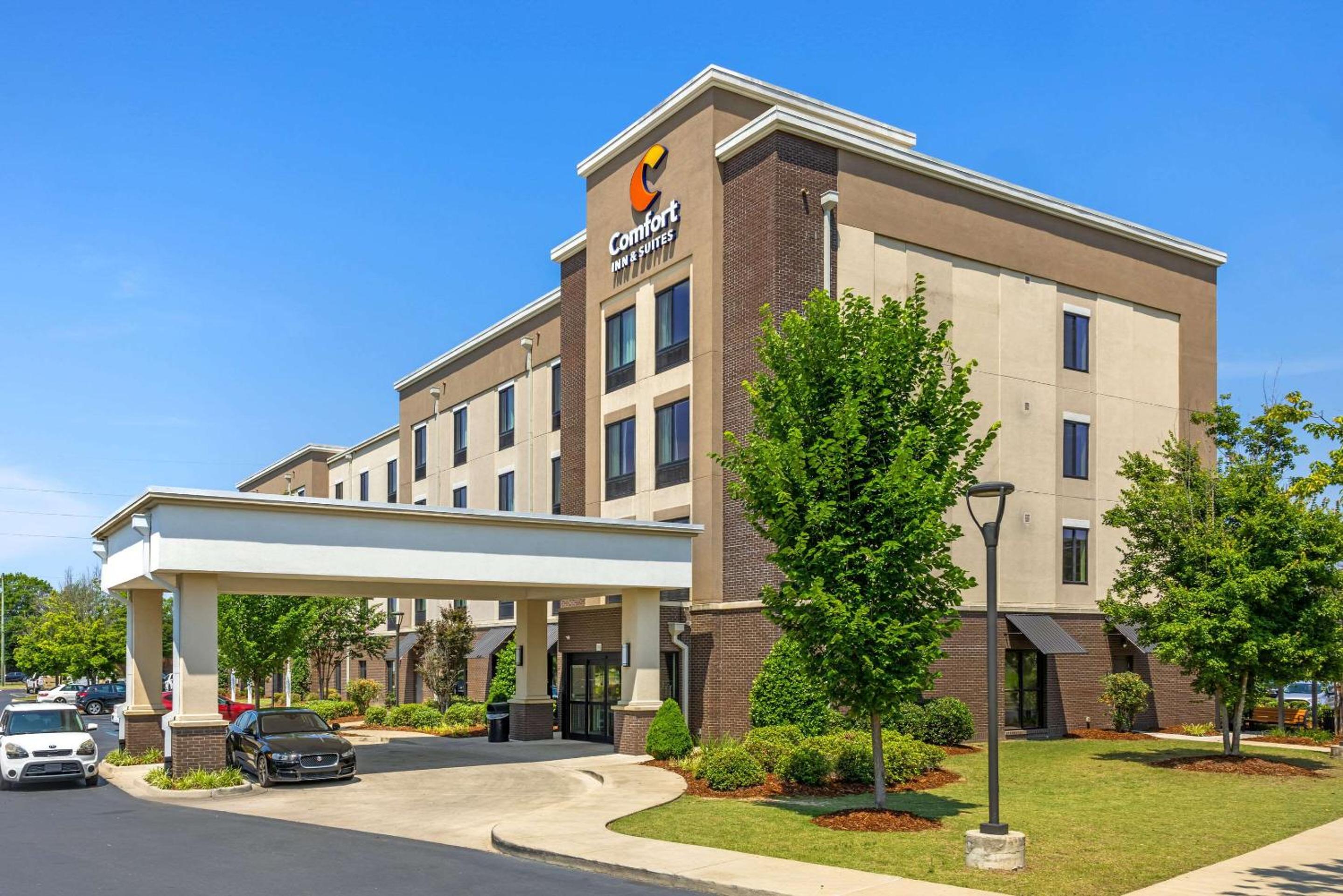 Hotel Comfort Inn & Suites At CrossPlex Village - Image 1