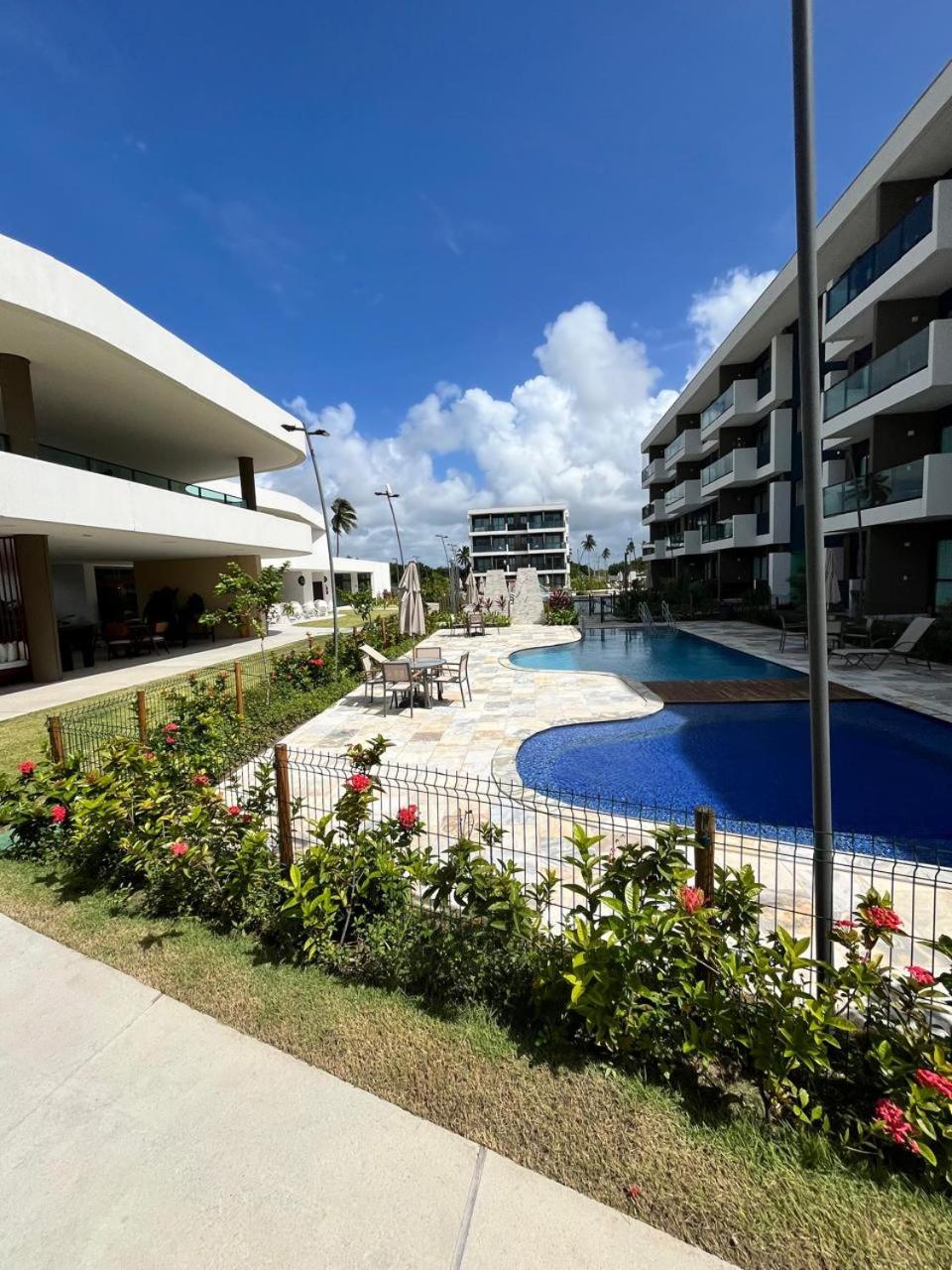 Resort em Porto de Galinhas- Flat Térreo Frente Piscinas- Muro Alto-B18