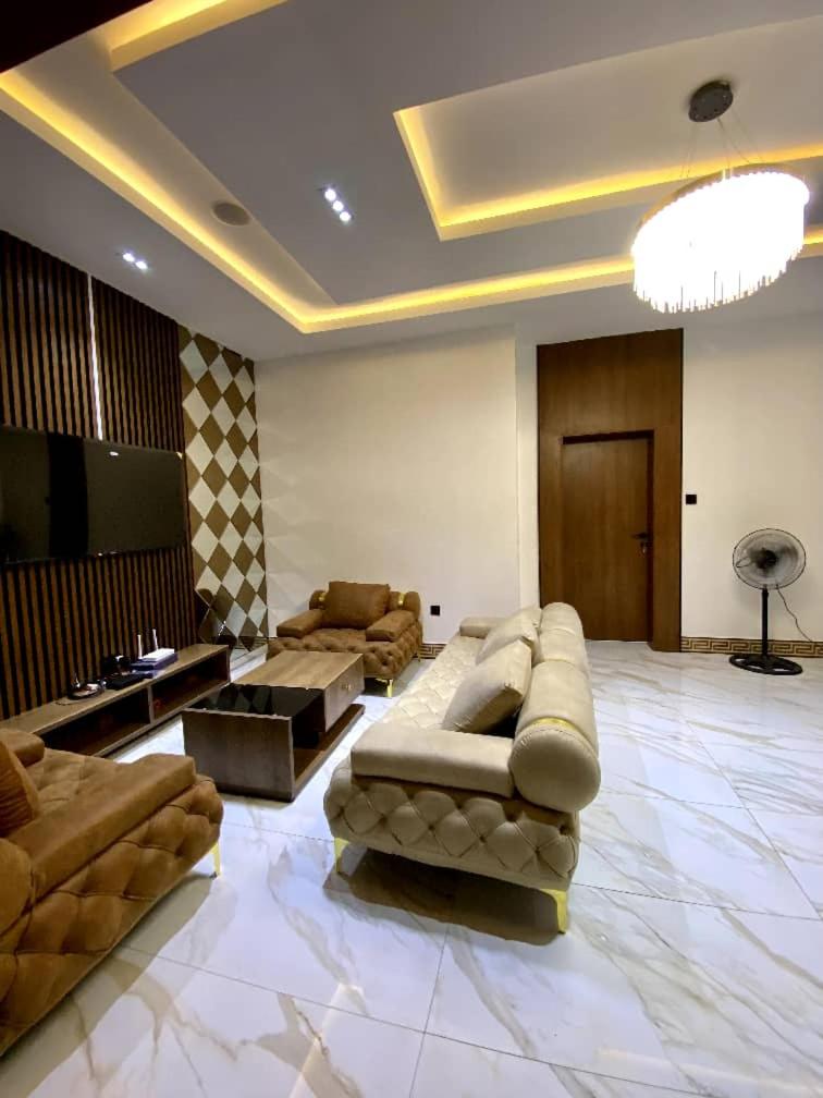 Luxury 2bed, 24hrs light, Netflix, WiFi in Gbagada view 5