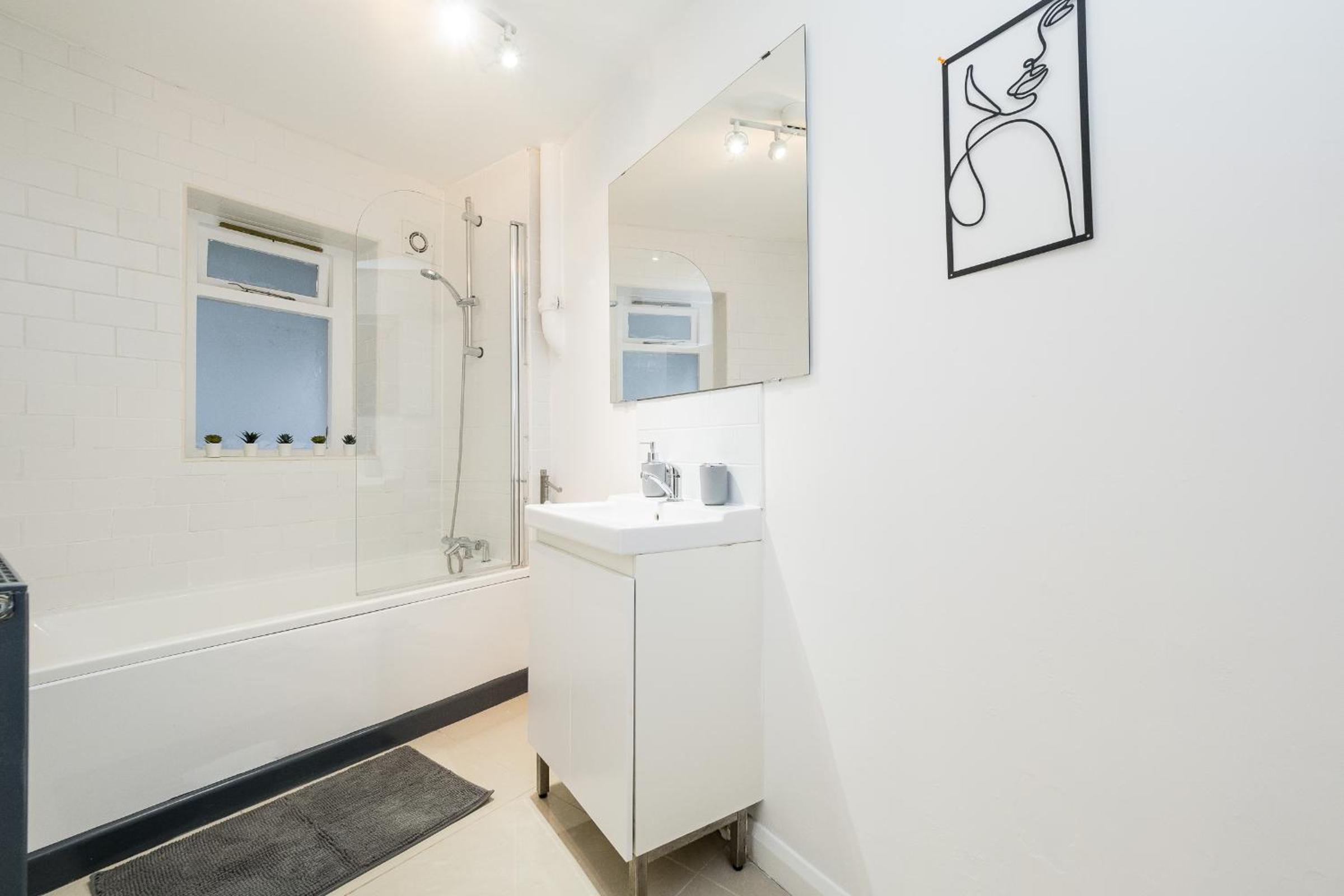 Spacious 6 Ensuite Bedroom House in Central London