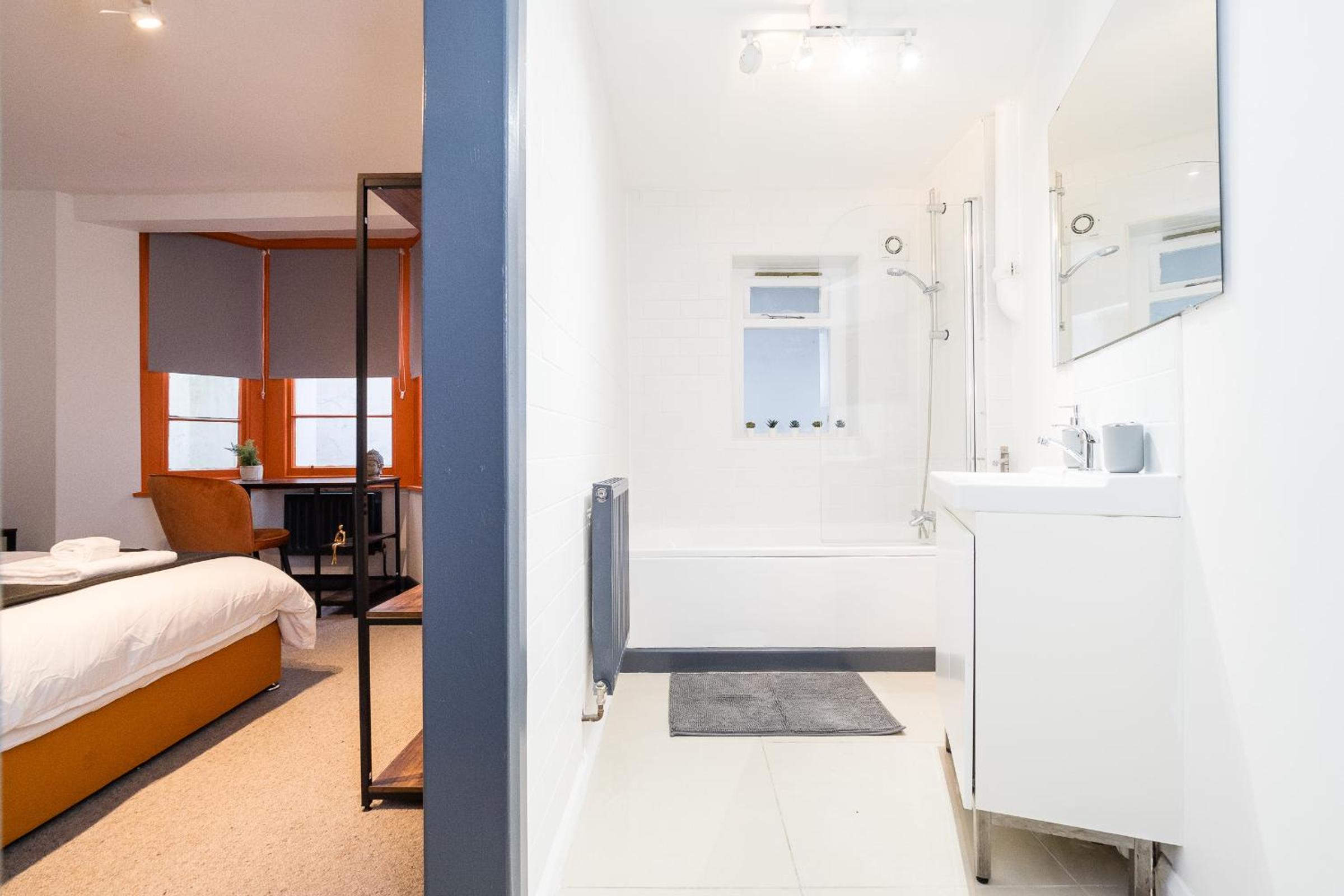 Spacious 6 Ensuite Bedroom House in Central London