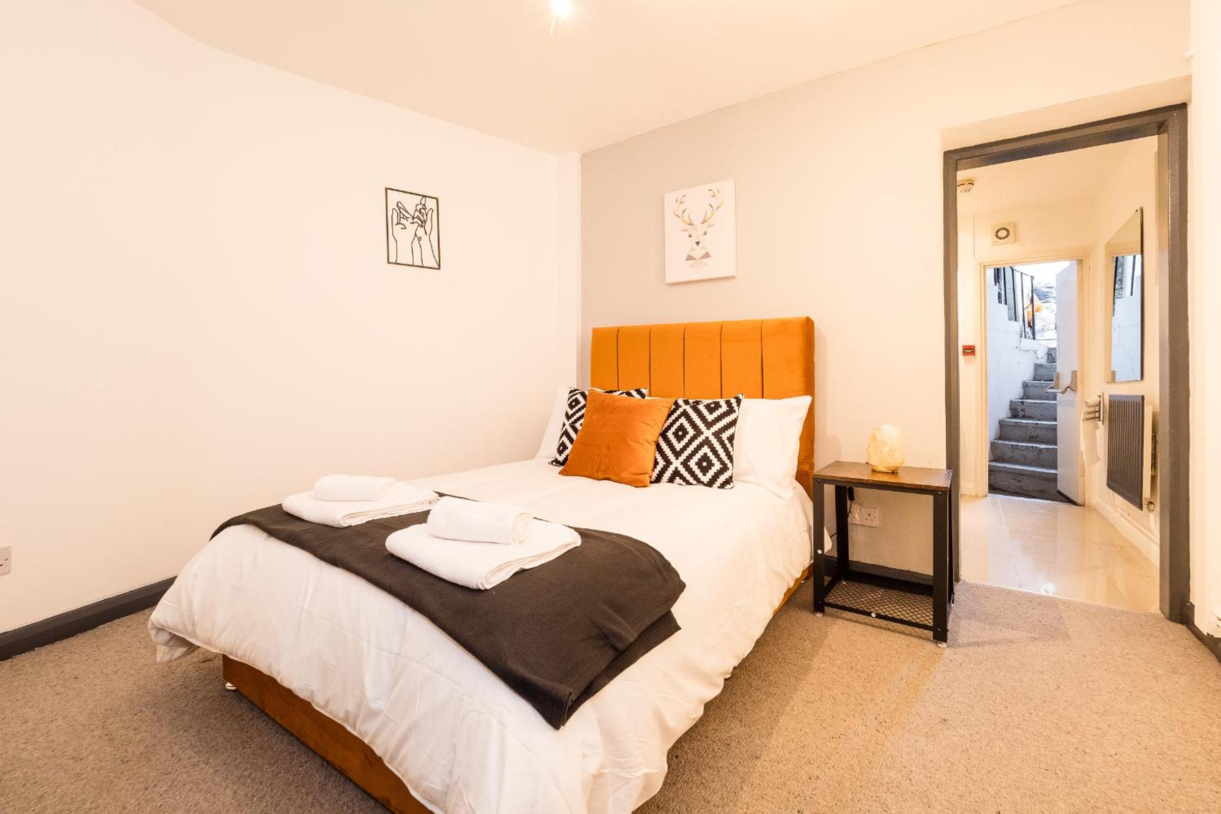 Spacious 6 Ensuite Bedroom House in Central London